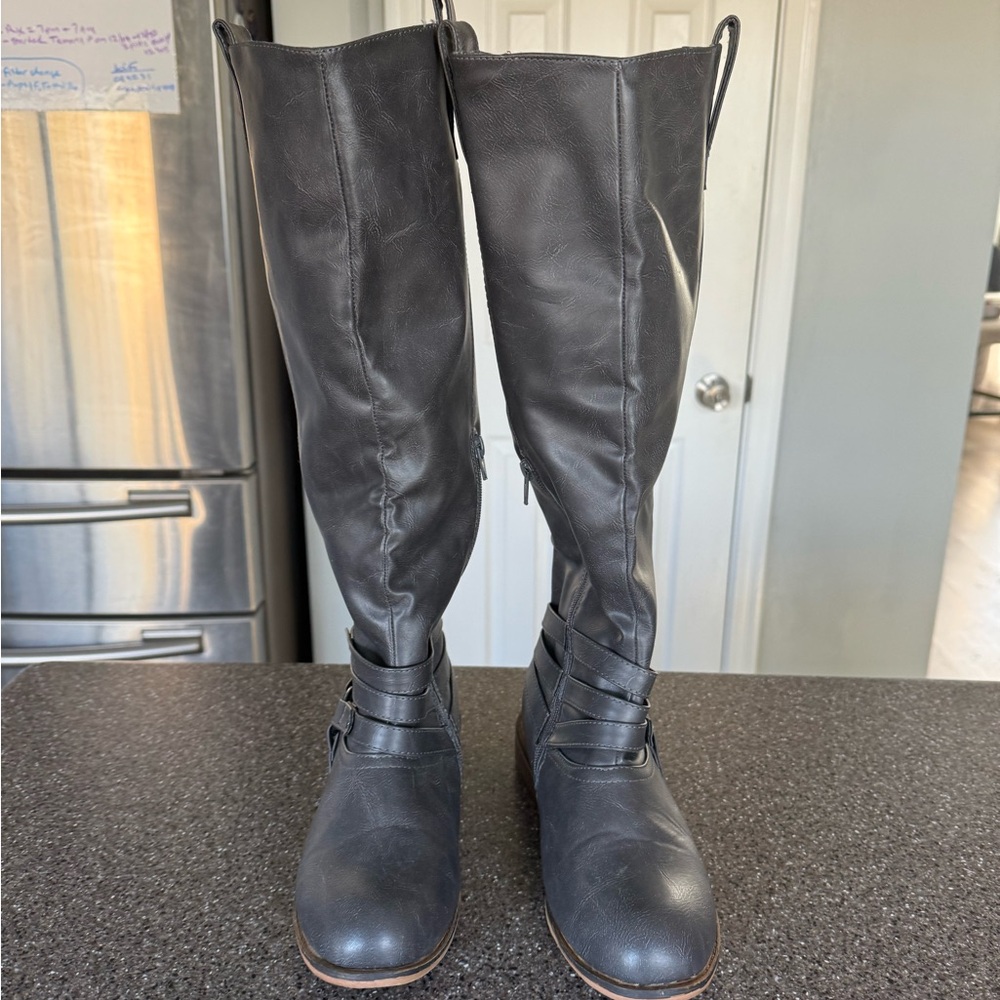 Womens Journee Collection Gray Boots. Size 7